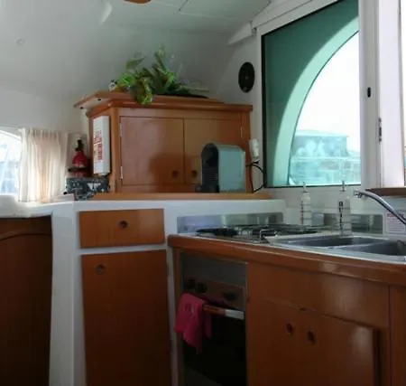 Superbe Catamaran Botel