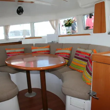 Superbe Catamaran Botel