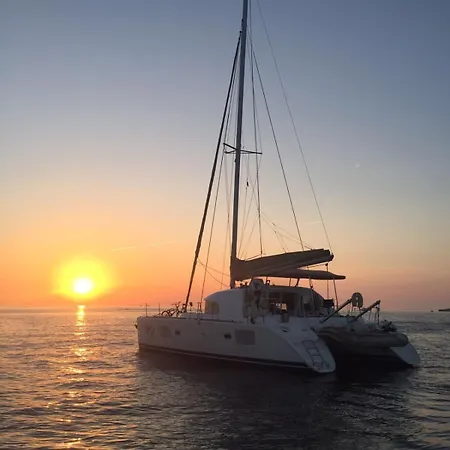 Superbe Catamaran Botel